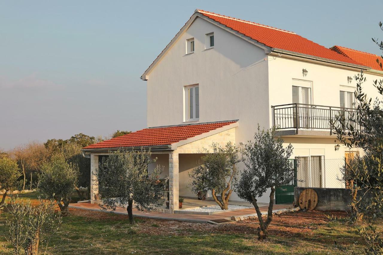 Holiday Home Hrast Debeljak Luaran gambar