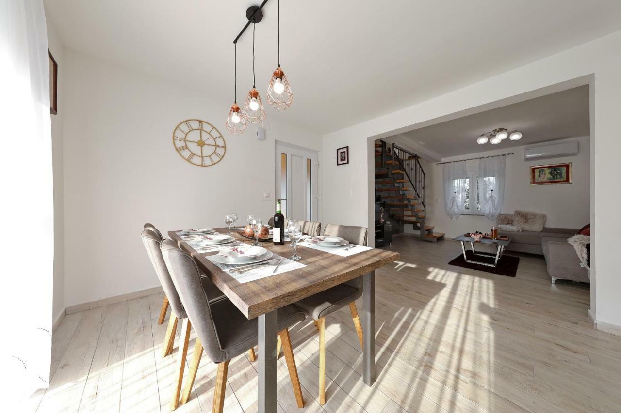 Holiday Home Hrast Debeljak Luaran gambar
