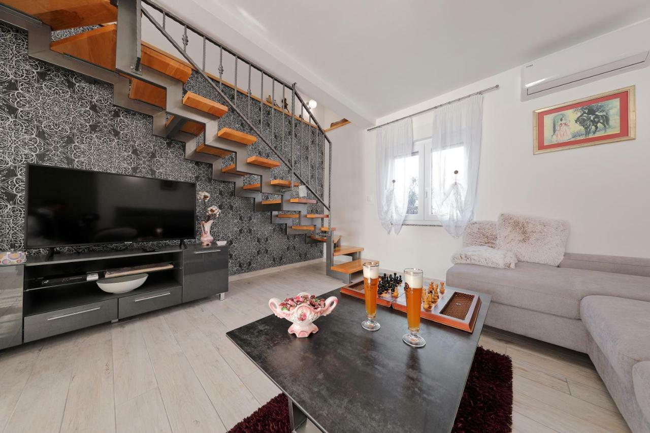 Holiday Home Hrast Debeljak Luaran gambar