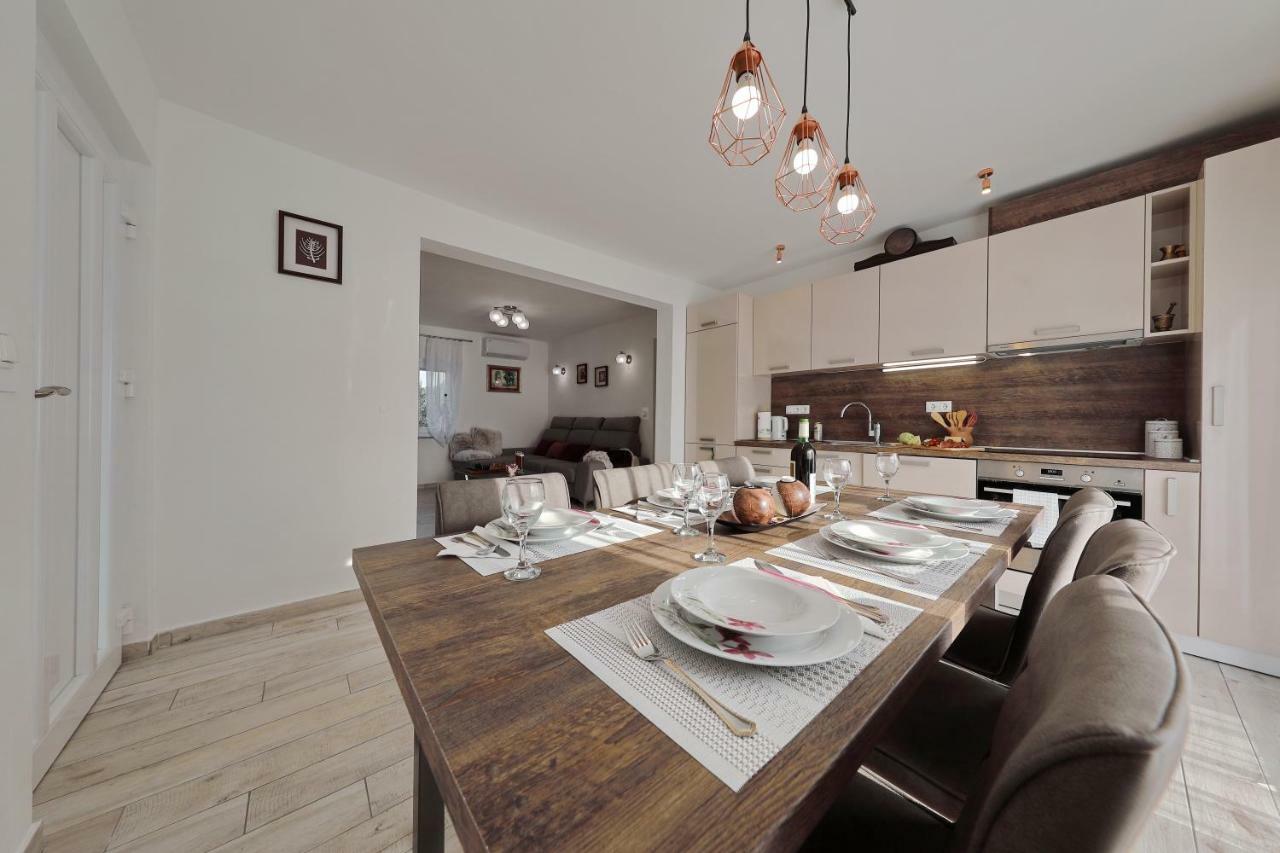 Holiday Home Hrast Debeljak Luaran gambar