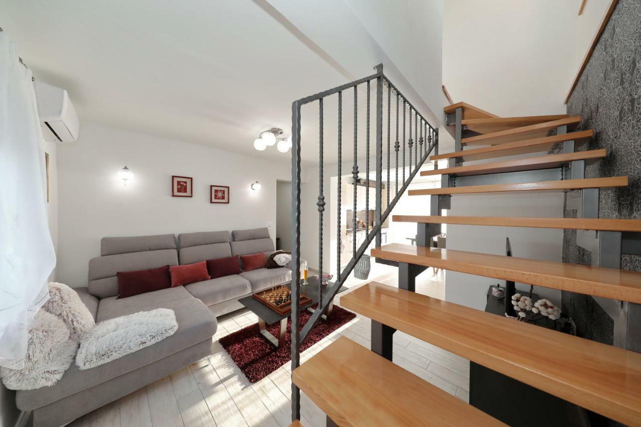 Holiday Home Hrast Debeljak Luaran gambar