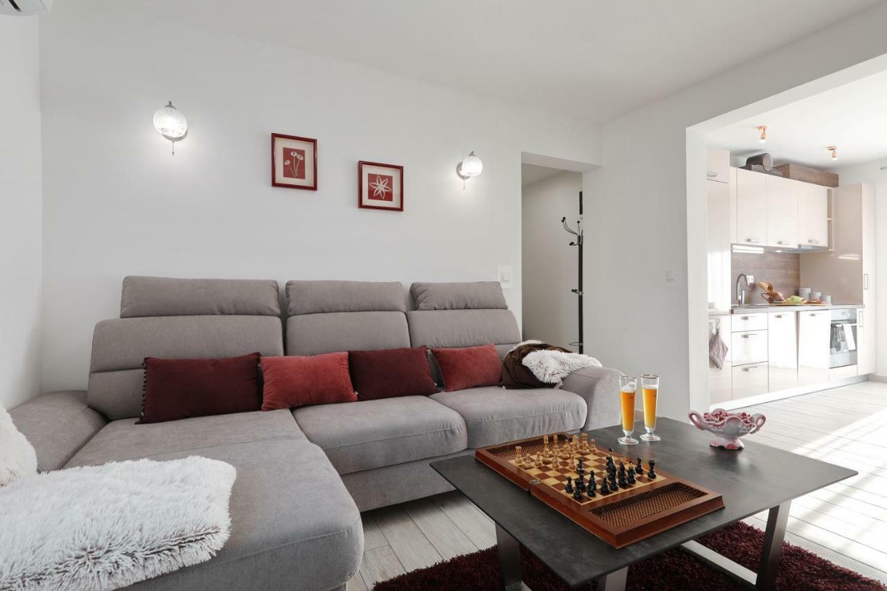 Holiday Home Hrast Debeljak Luaran gambar