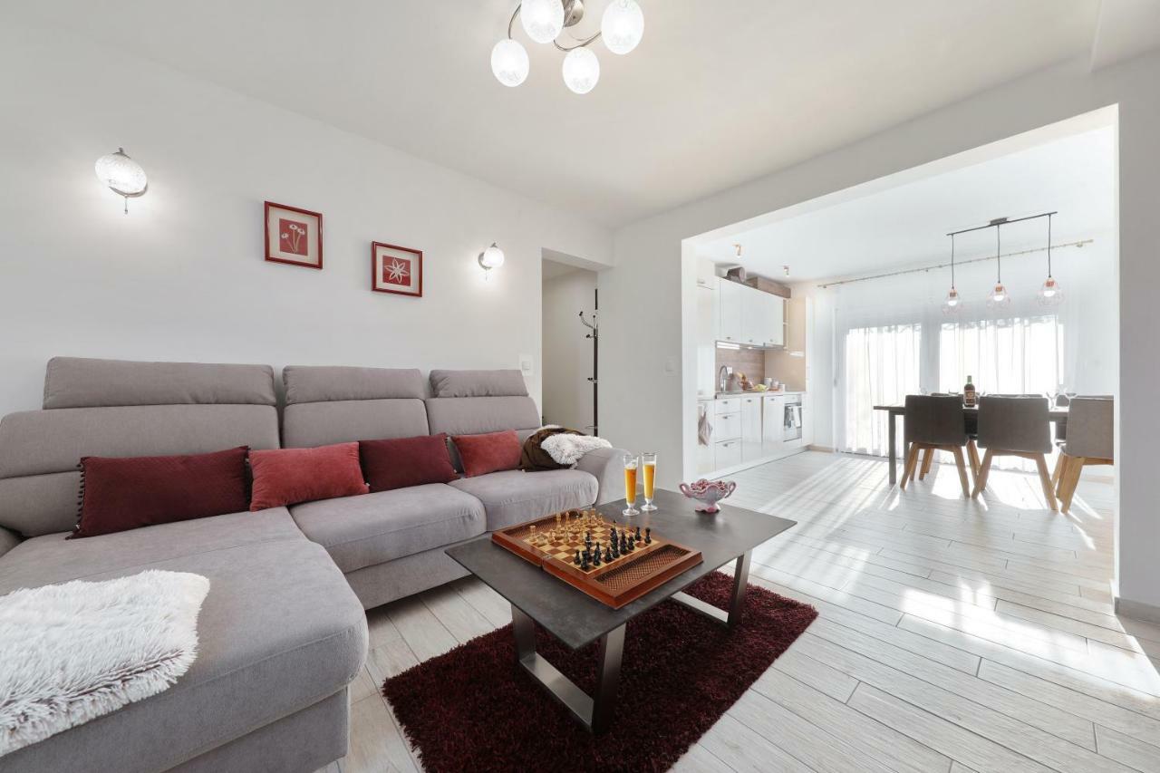 Holiday Home Hrast Debeljak Luaran gambar