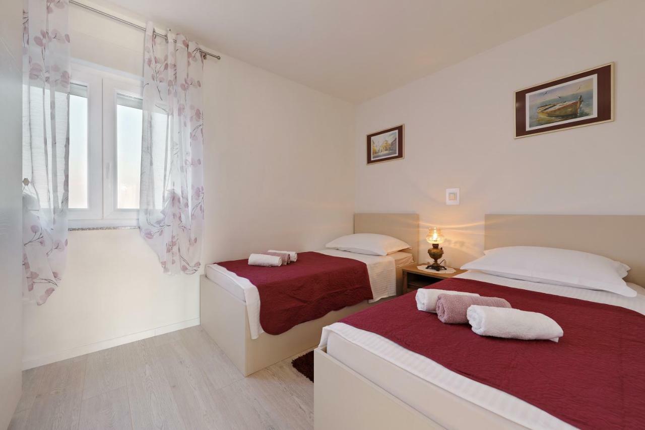 Holiday Home Hrast Debeljak Luaran gambar