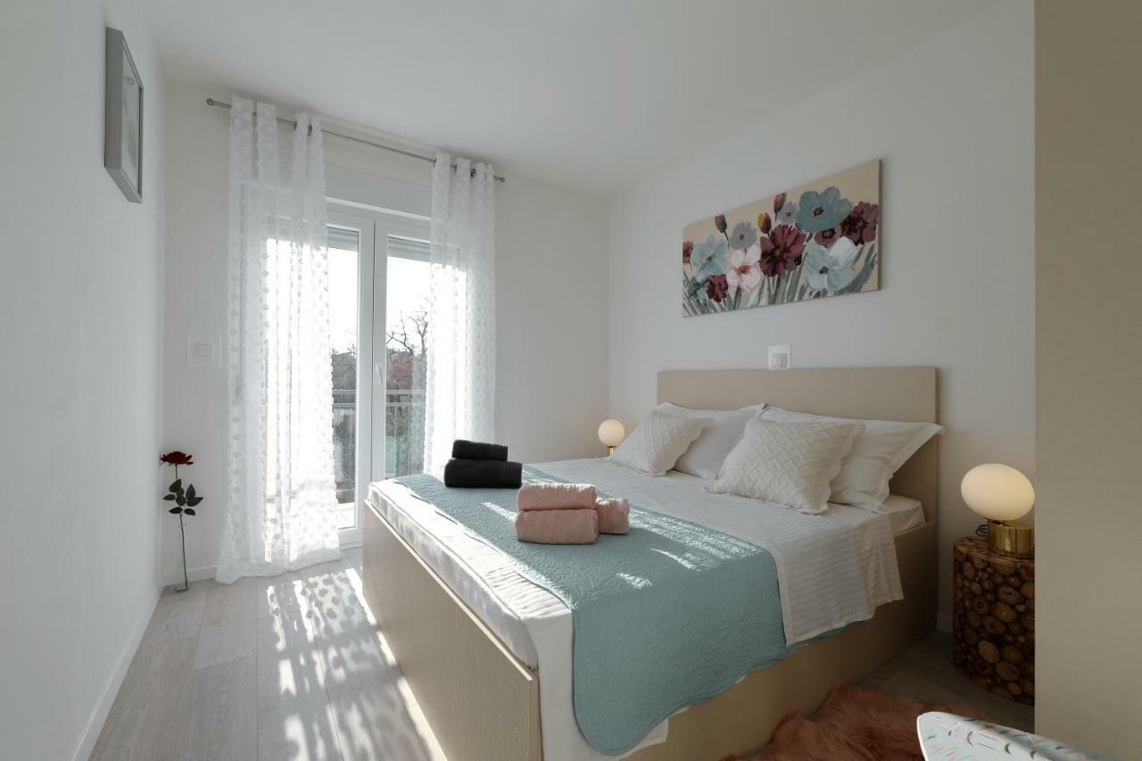 Holiday Home Hrast Debeljak Luaran gambar