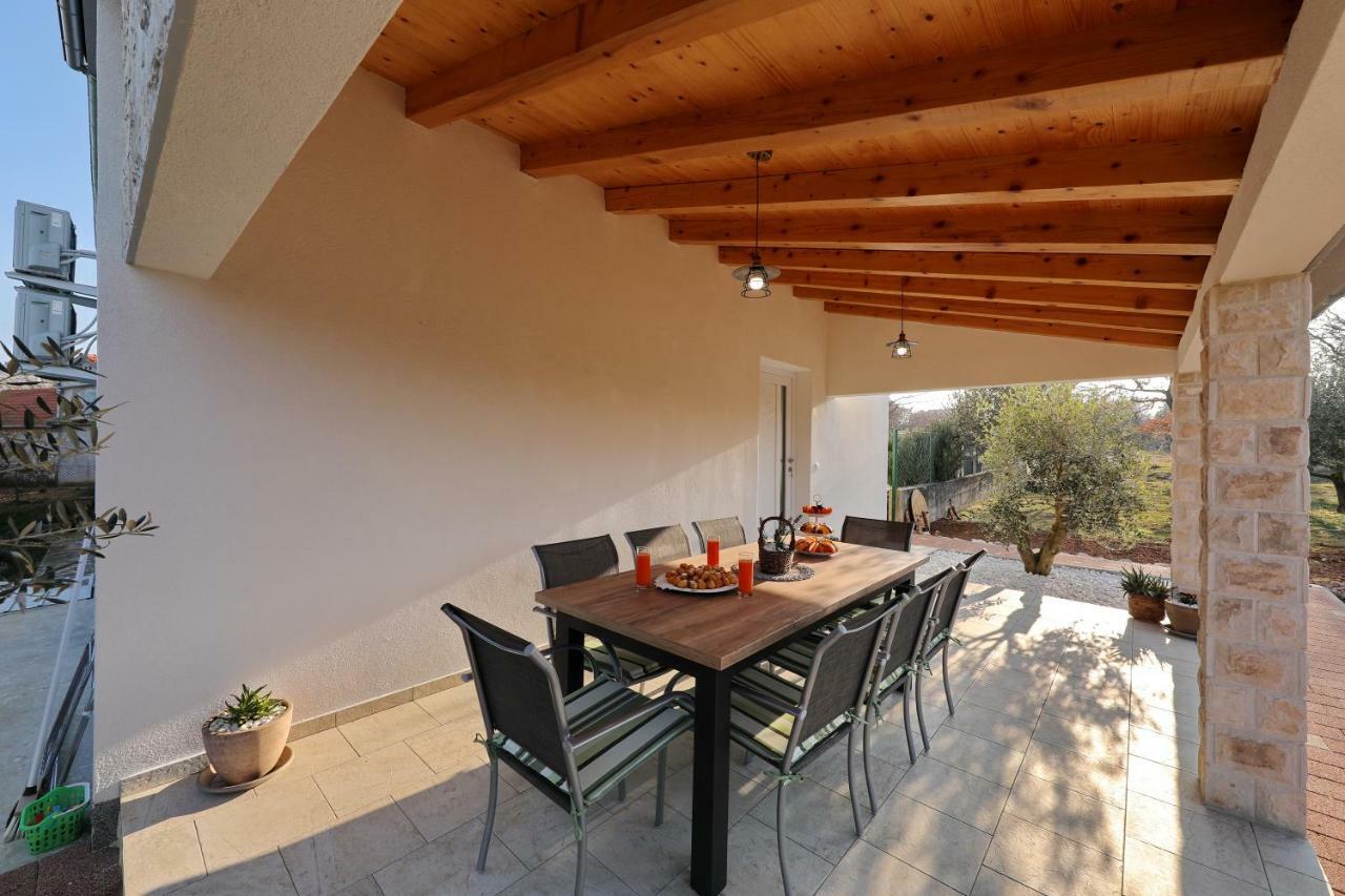 Holiday Home Hrast Debeljak Luaran gambar